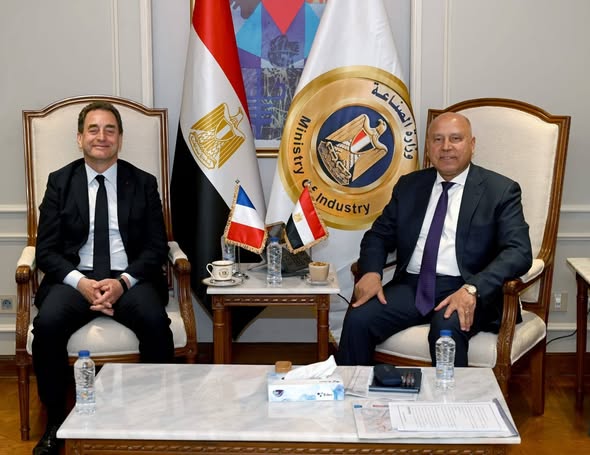 الوزير يبحث مع السفير الفرنسي آخر مستجدات مشروعات النقل المشتركة الجاري تنفيذها