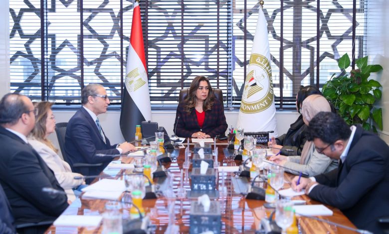 د. منال عوض تبحث مع رئيس مجلس إدارة مؤسية أخبار اليوم آخر مستجدات الدراسة البيئية لإقامة مدرسة دولية للمؤسسة