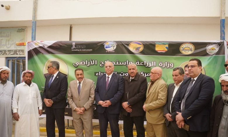 محافظ مطروح ورئيس مركز بحوث الصحراء يتفقدان أنشطة مركز التنمية المستدامة ويوزعان الكباش البرقي وشتلات الزيتون على المربين والمزارعين