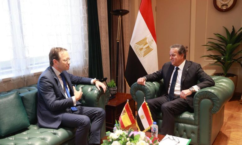 نائب رئيس الوزراء وزير الصحة يستقبل السفير الإسباني لبحث تعزيز التعاون الصحي