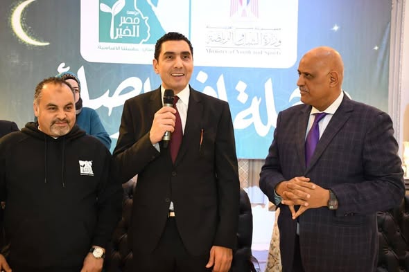 جوهر نبيل يشارك الصائمين الإفطار بإحدى الخيم الرمضانية لـ مؤسسة "مصر الخير"