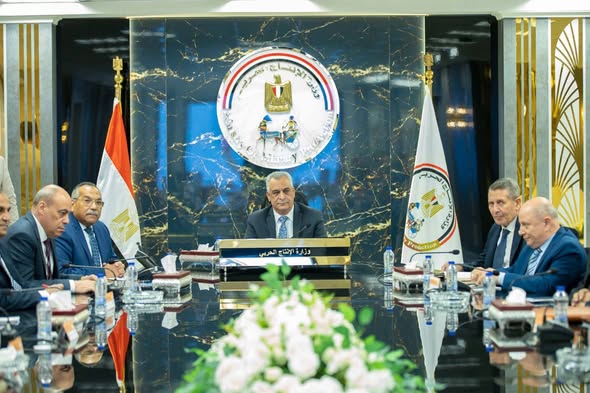 وزير الإنتاج الحربي يجتمع برؤساء مجالس إدارات الشركات التابعة وعدد من القيادات بالوزارة والهيئة