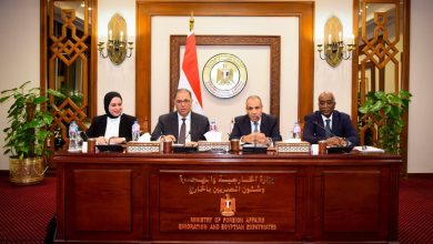 وزير الخارجية يجتمع بقيادات الوزارة ويؤكد أهمية مواصلة تطوير الأداء المؤسسي