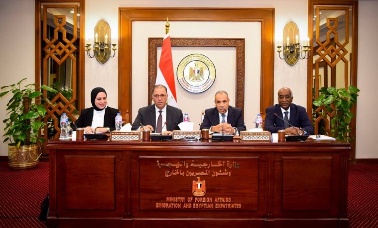 وزير الخارجية يجتمع بقيادات الوزارة ويؤكد أهمية مواصلة تطوير الأداء المؤسسي