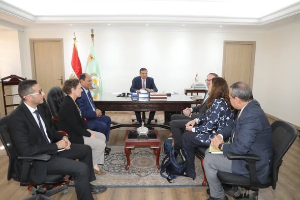 وزير الزراعة يبحث مع وفد دنماركي سبل التعاون وتعزيز الاستثمارات في الإنتاج الحيواني والطب البيطري
