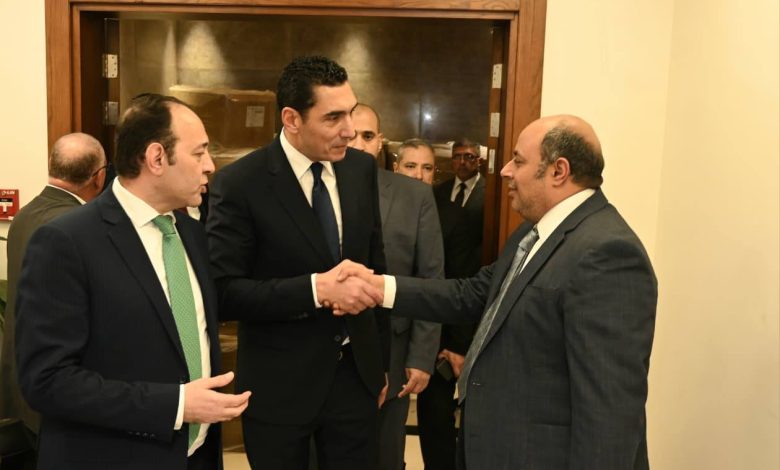 وزير الشباب والرياضة يتفقد قطاعات الوزارة في أول أيام عمله