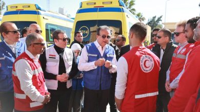 وزير الصحة يتفقد معبر رفح برفقة محافظ شمال سيناء لاستقبال مرضى ومصابي فلسطين