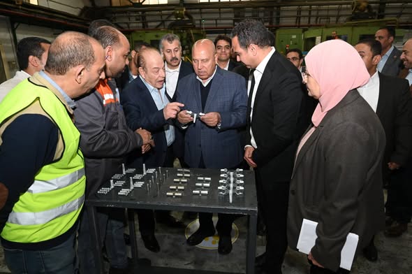 وزير الصناعة والنقل يتفقد 3 مصانع متخصصة في الصناعات الهندسية بمدينة العاشر من رمضان