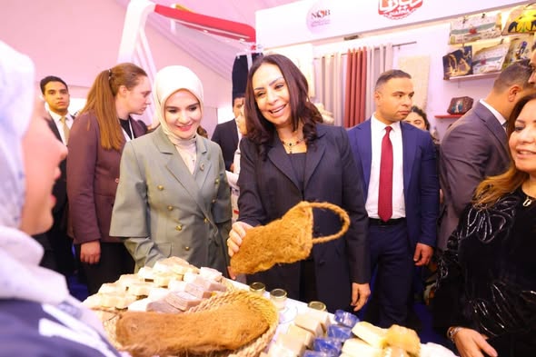 وزيرة التضامن ووزيرة الأسرة والخدمات الاجتماعية التركية تتفقدان معرض ديارنا للحرف اليدوية والتراثية