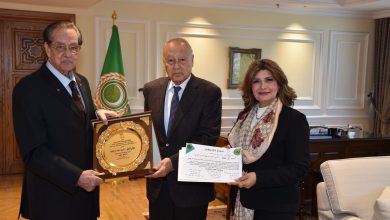 وفد المنظمة العربية للحوار يكرم الأمين العام للجامعة العربية تقديرا لمسيرته الدبلوماسية