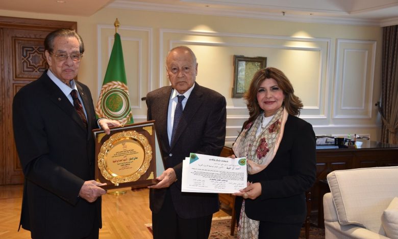 وفد المنظمة العربية للحوار يكرم الأمين العام للجامعة العربية تقديرا لمسيرته الدبلوماسية