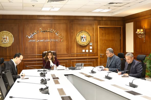وزيرة التنمية المحلية والبيئة تتابع من مركز سيطرة الشبكة الوطنية للطوارئ بالوزارة جهود المحافظات في التعامل مع مياه الأمطار وسوء الأحوال الجوية