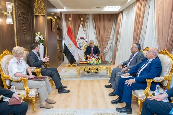 وزير الدولة للإنتاج الحربي يستقبل السفير البريطاني بالقاهرة لبحث أوجه التعاون المشترك