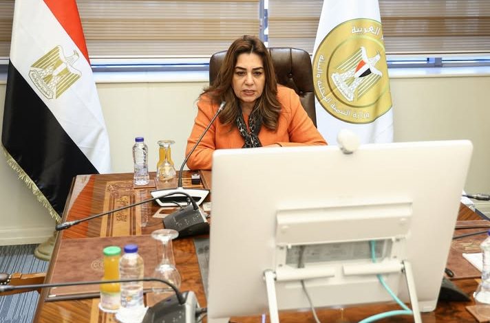د. منال عوض تتابع مع المحافظين جهود الأجهزة التنفيذية في تنفيذ قرار رئيس الوزراء بغلق المحال التجارية وملفات التصالح والتقنين ومشروعات الخطة الاستثمارية