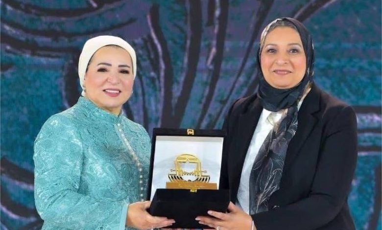 السيدة انتصار السيسي حرم فخامة رئيس الجمهورية تكرّم الأستاذة الدكتورة غادة فاروق2