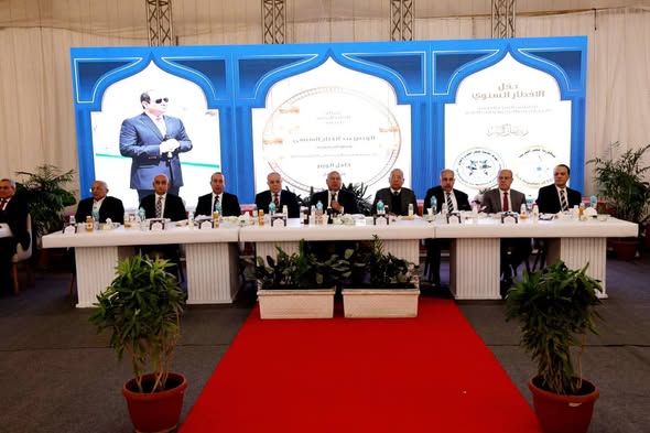 وزير النقل يتفقد الورش المركزية لشركة النيل لنقل البضائع ويتناول وجبة الإفطار مع العاملين بالشركة القابضة للنقل البحري والبري وشركاتها التابعة