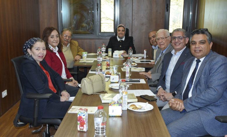 برئاسة نائب رئيس الجامعة للدراسات العليا.. مناقشة آليات تشغيل مركز النانو تكنولوجي بعين شمس
