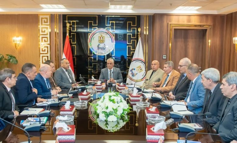 جمبلاط يتابع عمليات التصنيع العسكري بشركات الإنتاج الحربي