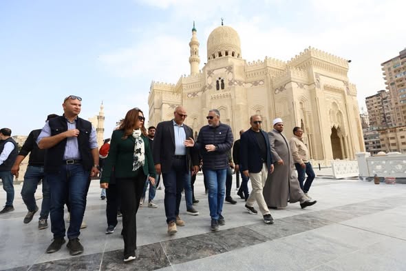 د. منال عوض ومحافظ الإسكندرية يتفقدان أعمال تطوير ميدان المساجد وحلقة السمك الجديدة ومحيط قلعة قايتباي بحي الجمرك