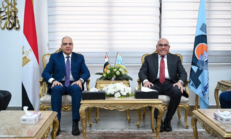 رئيس العربية للتصنيع ووزير الري يتفقدان مركز التصنيع الرقمي بمصنع المحركات