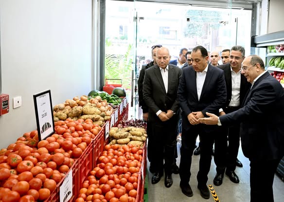 رئيس الوزراء يتفقد فرع منفذ كاري أون بمصر الجديدة