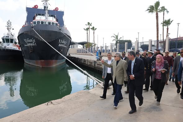 ربيع يتابع انتظام حركة الملاحة بالقناة وجاهزية أطقم الإرشاد والأطقم البحرية.. ويجتمع بلجنة إدارة الأزمات