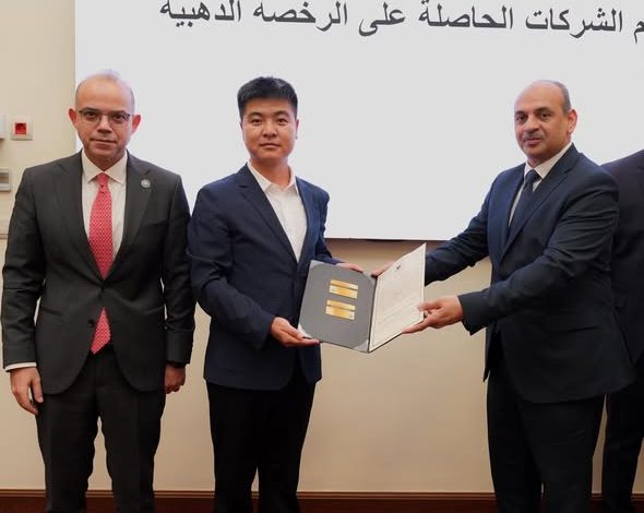 صالح يُسلم رخص ذهبية لـ 8 مشروعات مصرية وأجنبية وعربية