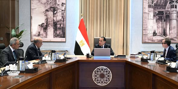 مدبولي يستعرض خطة إضافة مشروعات طاقة جديدة ومتجددة على الشبكة القومية