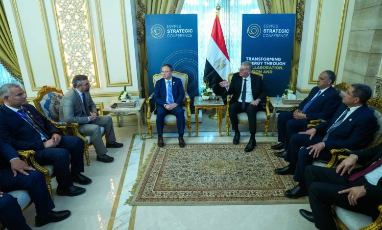 وزير البترول يبحث مع يونايتد إنرجي خطط الإنتاج بالصحراء الغربية واستخدام الطاقة الشمسية محل السولار في التشغيل