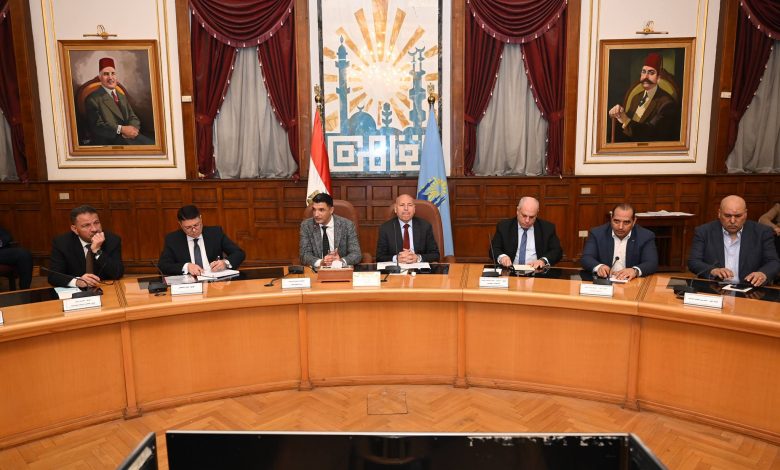 وزير الصناعة ومحافظ القاهرة يعقدان حواراً مفتوحاً مع مستثمري منطقة شق الثعبان الصناعية
