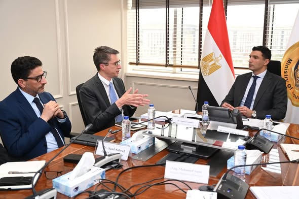 وزير الصناعة يبحث مع وفد البنك الدولي ومؤسسة التمويل الدولية سبل دعم المشروعات الصناعية في مصر