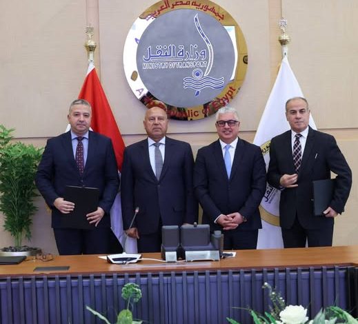 وزير النقل يشهد توقيعين بين شركة موانئ مصر البحرية والهيئة العامة للمنطقة الاقتصادية لقناة السويس