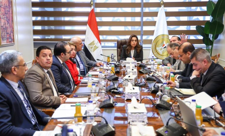 وزيرة التنمية المحلية والبيئة تتابع مع قيادات الوزارة الموقف التنفيذي لعدد من الملفات البيئية والتنموية بالمحافظات