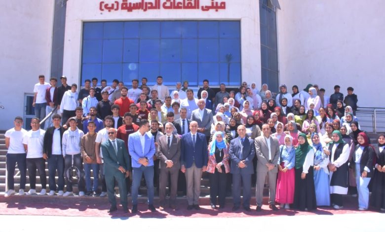 رئيس جامعة مدينة السادات يشيد بإبداعات طلاب الجامعة الأهلية