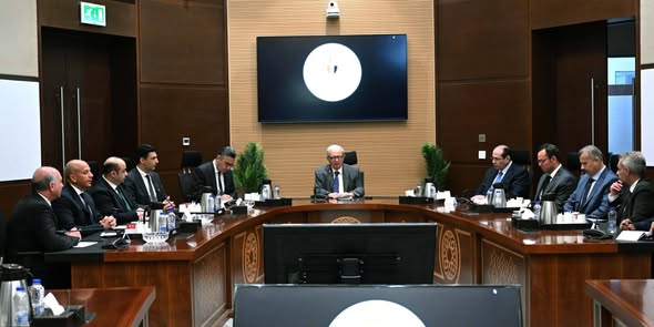 د. حسين عيسى يعقد اجتماعا لمتابعة جهود توفير السلع ومستلزمات الإنتاج