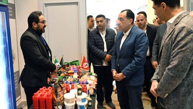 رئيس الوزراء يبدأ جولته بالمنطقة الاستثمارية ببنها بتفقد معرض منتجات الشركات الصناعية