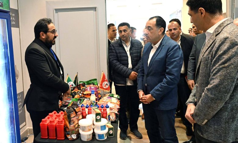 رئيس الوزراء يبدأ جولته بالمنطقة الاستثمارية ببنها بتفقد معرض منتجات الشركات الصناعية