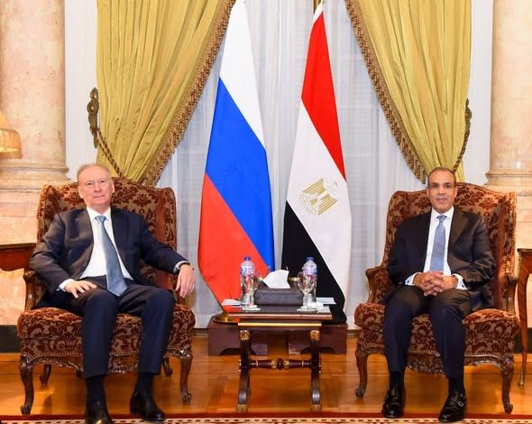 وزير الخارجية يستقبل مساعد رئيس روسيا الاتحادية