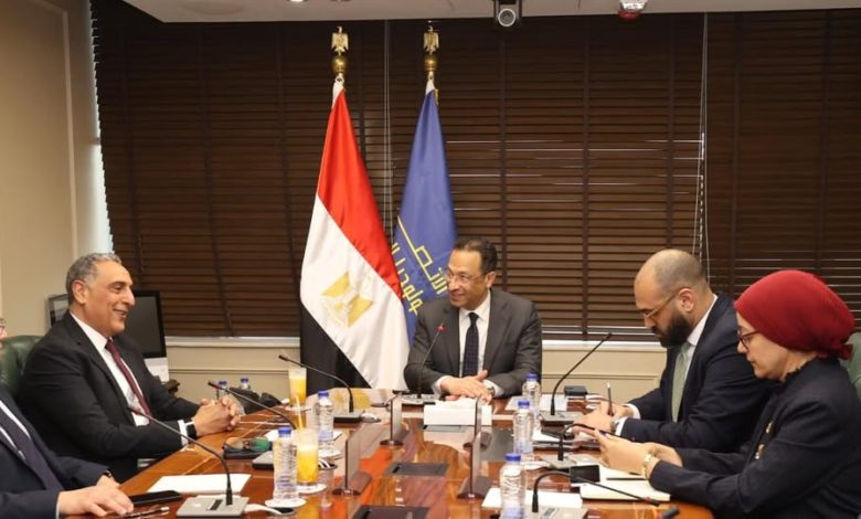 هندي يناقش مع المدير الإقليمي لشركة Oracle مصر خطط الشركة