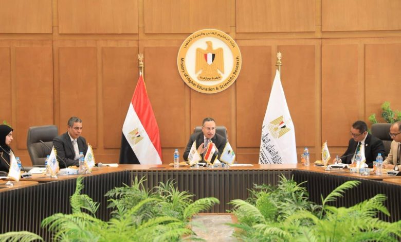 وزير التعليم العالي خلال لقائه الموسع بممثلي الاتحادات الطلابية والأسر المركزية بالجامعات والمعاهد