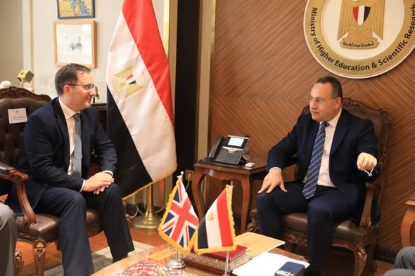 وزير التعليم العالي يبحث مع السفير البريطاني سبل تعزيز التعاون المشترك بين البلدين