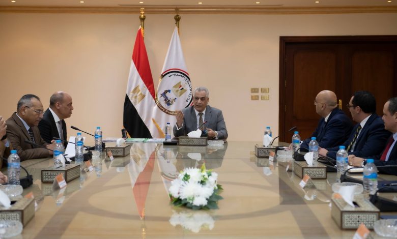 وزير الدولة للإنتاج الحربي يبحث مع "جهاز المشروعات المتوسطة والصغيرة ومتناهية الصغر" آفاق التعاون المشترك