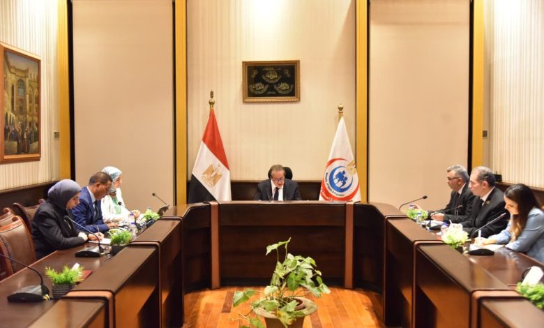وزير الصحة يبحث تجهيز المنشآت الطبية بالتعاون مع المجموعة العلمية لتطوير البنية التعليمية والصحية