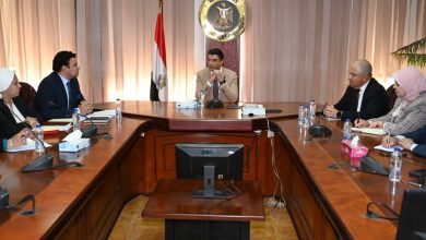 وزير الصناعة يبحث مع اتحاد الصناعات المصرية وغرفة صناعة الحرف اليدوية سبل النهوض بالصناعات الحرفية والتراثية