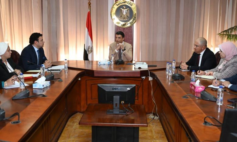 وزير الصناعة يبحث مع اتحاد الصناعات المصرية وغرفة صناعة الحرف اليدوية سبل النهوض بالصناعات الحرفية والتراثية