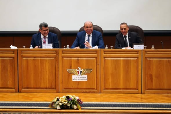 وزير الطيران المدني يعقد اجتماعًا موسعًا مع رؤساء شركات قطاع الطيران بمختلف أنشطتها العاملة في جمهورية مصر العربية