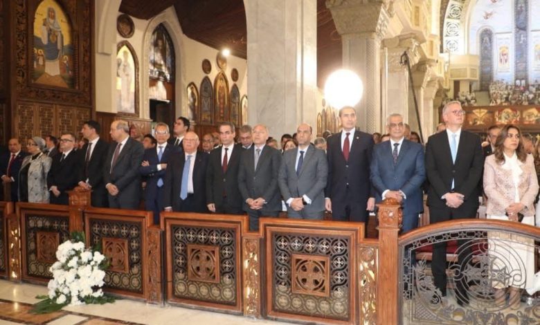 وزير العمل يشارك في قداس عيد القيامة المجيد بالكاتدرائية المرقسية ويهنئ قداسة البابا تواضروس الثاني