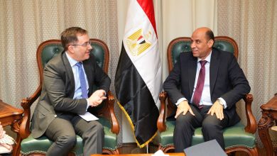 وزير العمل يلتقي سفير المملكة المتحدة بالقاهرة لبحث تعزيز التعاون