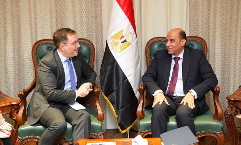 وزير العمل يلتقي سفير المملكة المتحدة بالقاهرة لبحث تعزيز التعاون