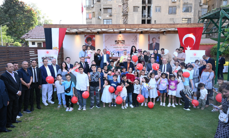 القاوِرما التركية تجمع المصريين والفلسطينيين والأتراك في احتفالات السفارة التركية بالقاهرة بعيد الأضحى
